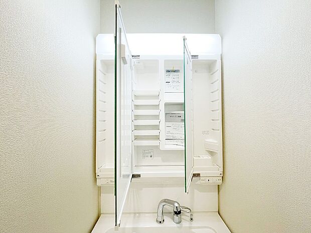 【三面鏡裏収納】三面鏡の裏に、化粧品や衛生用品などを収納可能。洗面台をすっきりと保ちます！