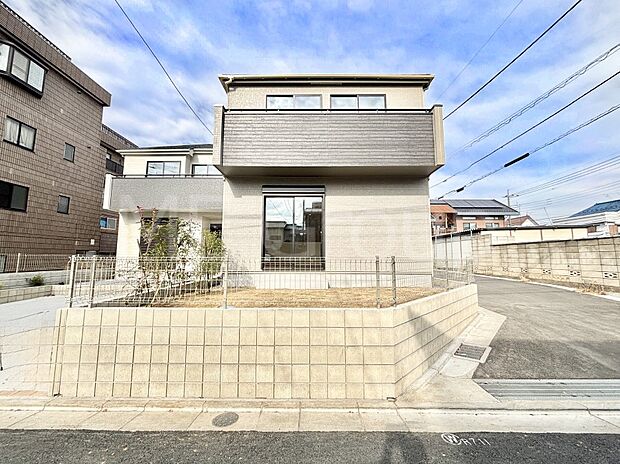 【現地外観写真】洗練された外観、上質な住空間が広がる室内は永く安心して過ごせる住居です。