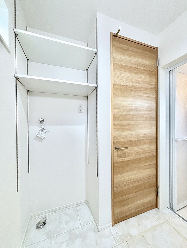 【ランドリースペース】可動棚付きランドリースペース