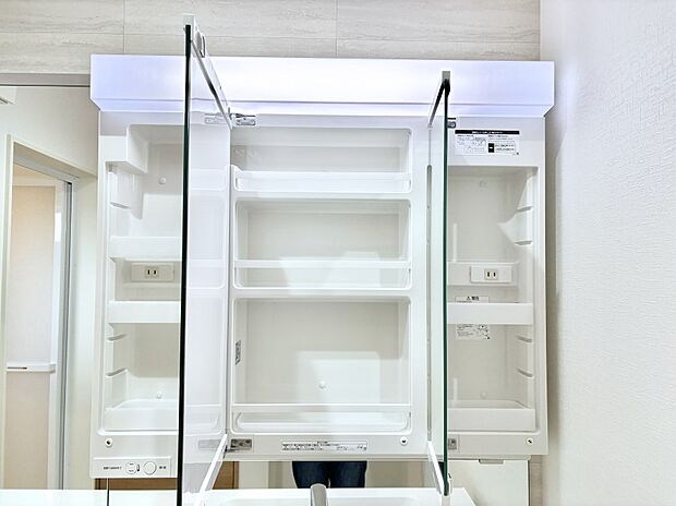 【三面鏡裏収納】三面鏡の裏に、化粧品や衛生用品などを収納可能。洗面台をすっきりと保ちます！