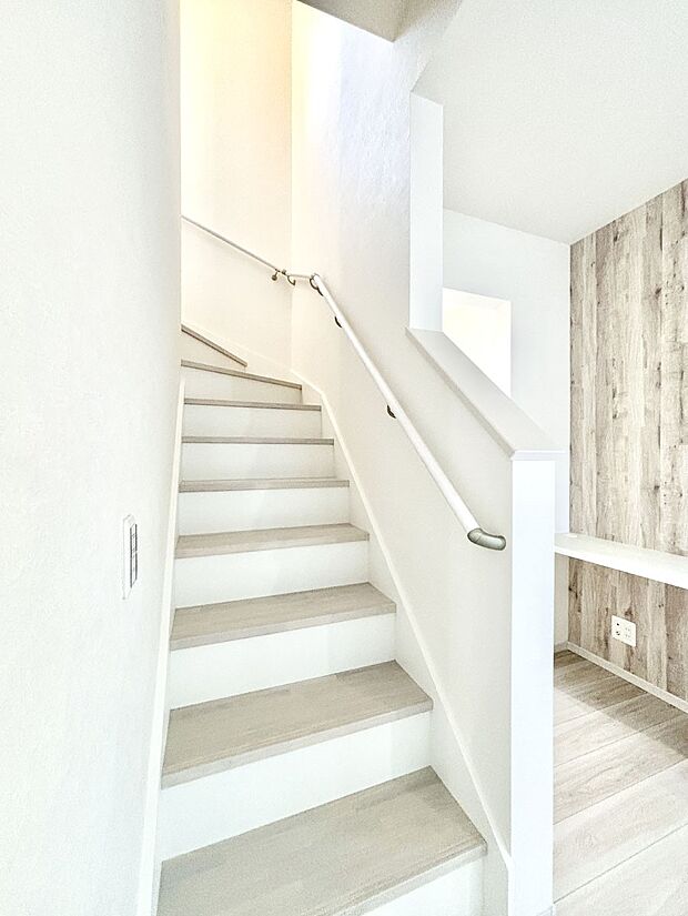 【その他内観】安全性を考慮し階段には手すりを設置しています