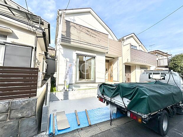 【現地外観写真】たっぷりの陽光と心地よい風が舞い込む住まい 