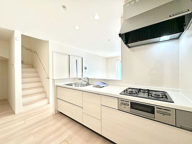 【ダイニングキッチン】料理をしながらでもご家族との会話を楽しめる対面キッチン