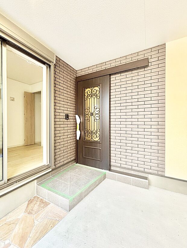 【玄関】玄関前は雨が降っても濡れにくい屋根付き