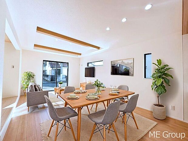 【リビング】ご家族の賑やかな話し声で包まれる明るいリビング  ※家具はCGです