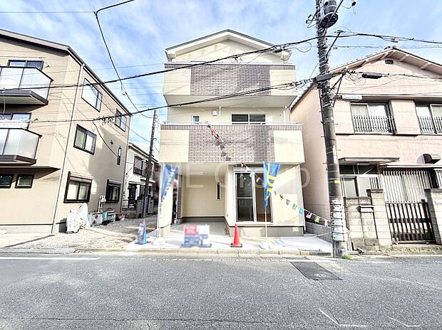 【現地外観写真】洗練された外観、上質な住空間が広がる室内は永く安心して過ごせる住居です。 