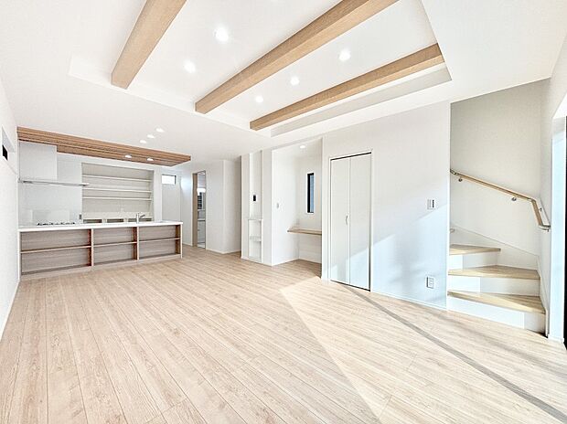 【ダイニング】明るい陽光が注ぎ、寛ぎの雰囲気に満たされるダイニング。   