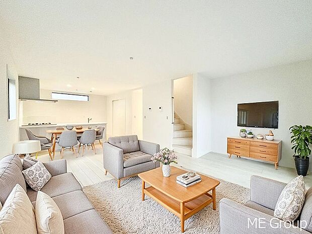 【リビング】ご家族の賑やかな話し声で包まれる明るいリビング ※家具はCGです