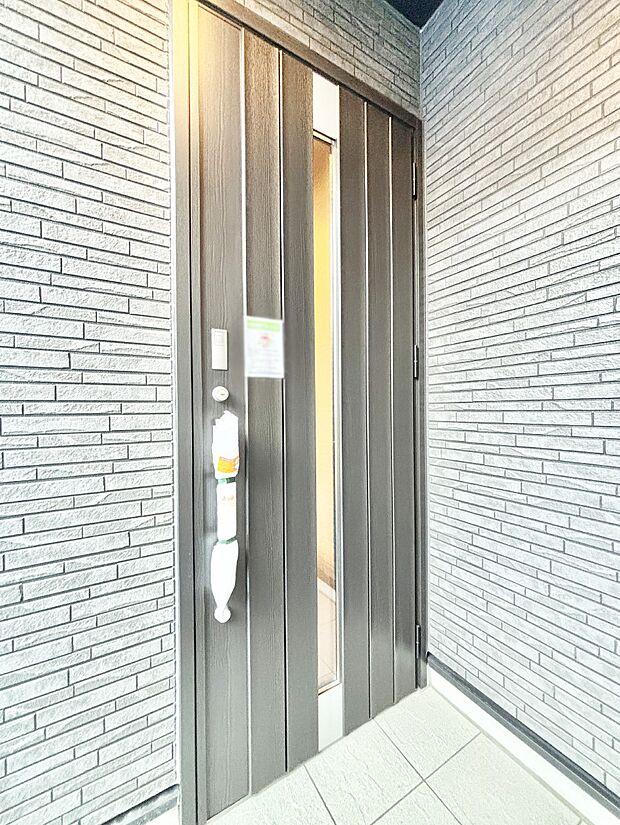 【玄関】大切な家族、来客を出迎える玄関。