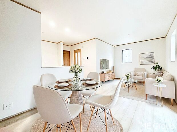 【リビング】家族の和やかな会話が聞こえてきそう。開放感のあるリビングです。※家具はCGです