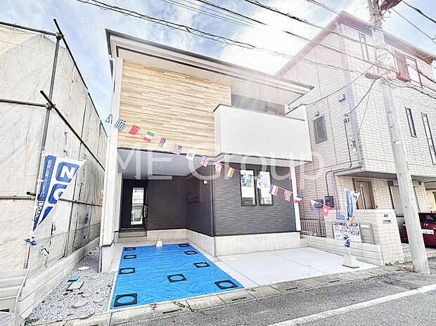 【現地外観写真】洗練された外観、上質な住空間が広がる室内は永く安心して過ごせる住居です。 