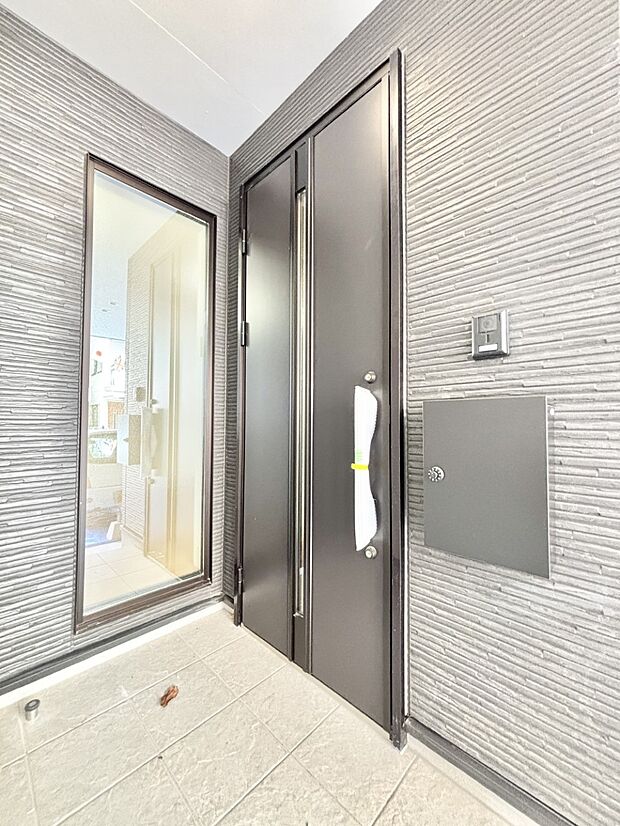 【玄関】大切な家族、来客を出迎える玄関。