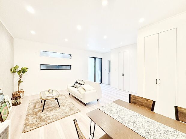 【リビングダイニング】家族団らんの時間も増えそうなくつろぎのリビングダイニング。