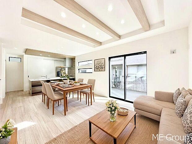 【リビング】お洒落で開放感のある折り上げ天井を採用したリビング※家具はCGです