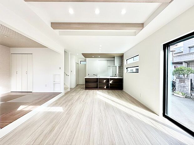 【リビングダイニング】隣接の和室を開放すればさらに広々空間に  