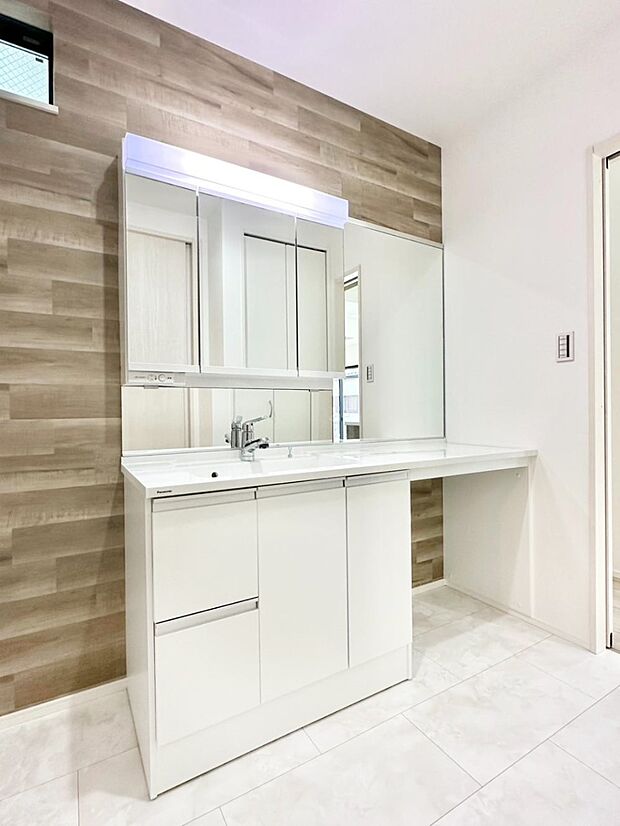 【洗面台・洗面所】三面鏡キャビネット・シャワー付き洗面化粧台で忙しい朝の身支度もスムーズに！