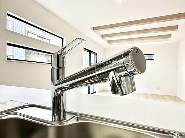 【その他設備(浄水器)】いつでも清潔なおいしいお水を。一つの水栓で水道水と浄水を使い分け。