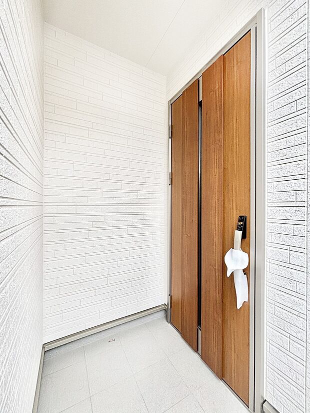 【玄関】大切な家族、来客を出迎える玄関。