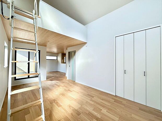 【ダイニング】家族の笑顔が自然と生まれてくる、そんな雰囲気のダイニングに仕上がっています。