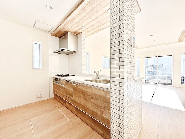 【ダイニングキッチン】ご家族の会話弾む対面キッチン。お料理中のパパママもご家族と過ごす時間が増えそう!