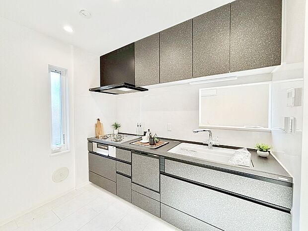 【ダイニングキッチン】料理をしながらご家族との会話を楽しめる対面カウンターキッチン