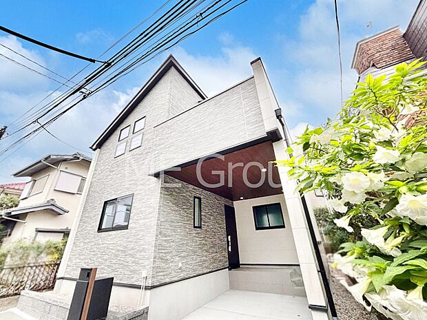 【現地外観写真】洗練された外観、上質な住空間が広がる室内は永く安心して過ごせる住居です。