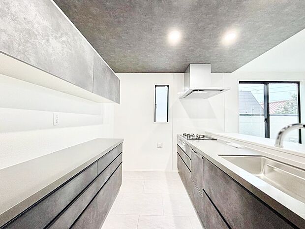 【キッチン】広々とした使い勝手の良いキッチンで日々のお料理も楽しくなりそう