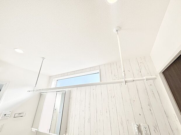 【その他設備(室内物干しポール)】床下収納付き!日用品・非常用品の収納にも大活躍。