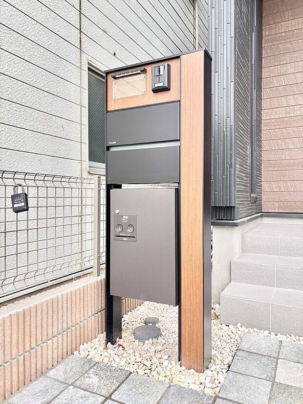【その他現地】表札・インターホン・ポストをひとつに集約。エントランスになじむシンプルデザイン。