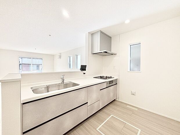 【ダイニングキッチン】爽やかな風が通り抜けるキッチン。窓があるので明るく換気にも役立ちます。