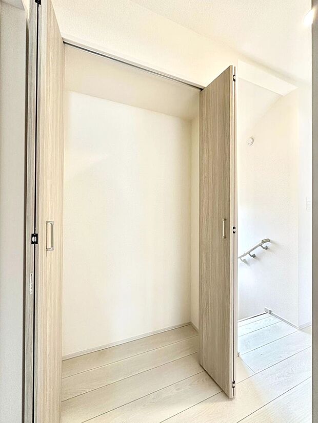 【その他設備(廊下収納)】廊下収納。掃除道具や季節の小物を収納することができます。