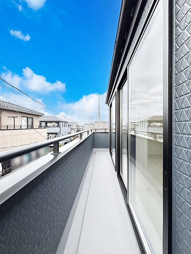 【バルコニー】ゆったりバルコニーだから沢山お洗濯ものを干せます。