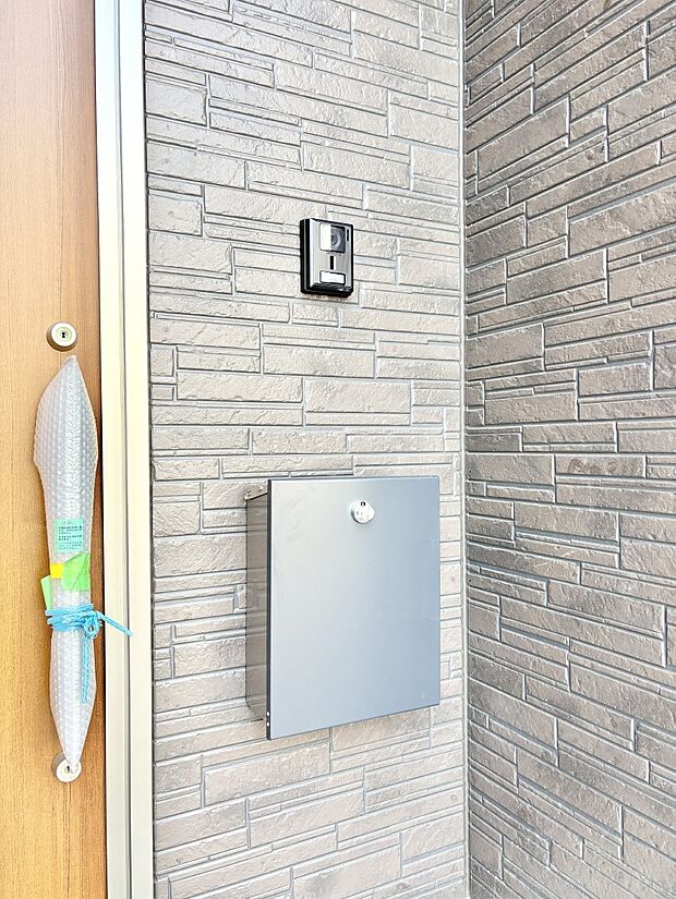 【その他現地】シンプルデザインのポスト。