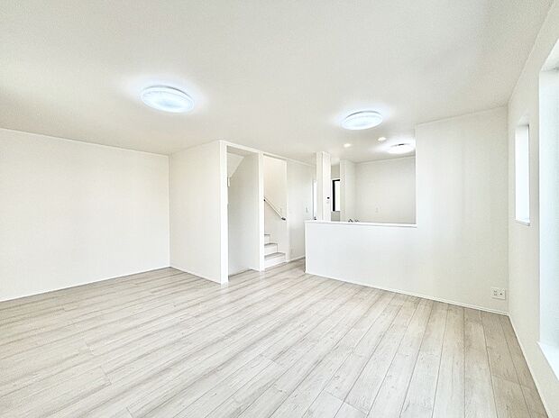 【ダイニング】シンプルなデザインなのでインテリアを考えるのも楽しみですね！