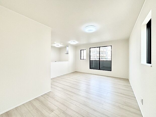 【リビングダイニング】明るい陽光が注ぎ、寛ぎの雰囲気に満たされるリビングダイニング