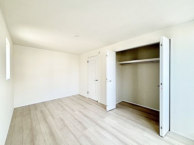 【洋室】使いやすい形でベットや家具の置き方にも困ることもありません。 