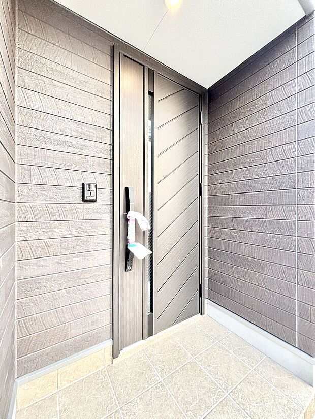 【玄関】大切な家族、来客を出迎える玄関。