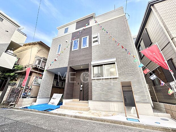 【現地外観写真】たっぷりの陽光と心地よい風が舞い込む住まい