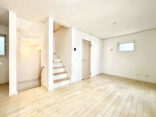 【リビングダイニング】リビング階段が家族の笑顔と会話をつないでくれます