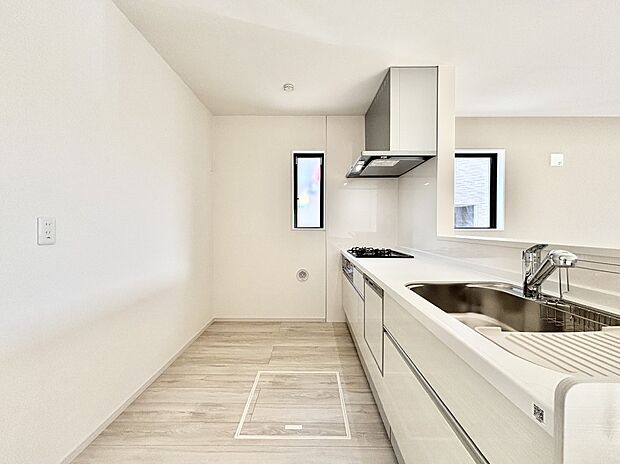 【キッチン】広々とした使い勝手の良いキッチンで日々のお料理も楽しくなりそう