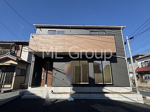 【現地外観写真】暮らしやすさと居心地の良さにこだわったシンプルで飽きのこないデザイン ！