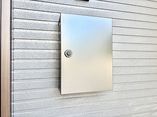 【その他現地】シンプルデザインのポスト。