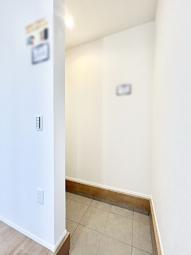 【収納】シューズインクローク付き！雨具やベビーカーも置けます。