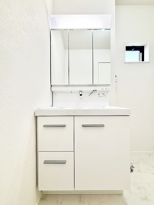 【洗面台・洗面所】三面鏡の裏に、化粧品や衛生用品などを収納可能。洗面台をすっきりと保ちます！