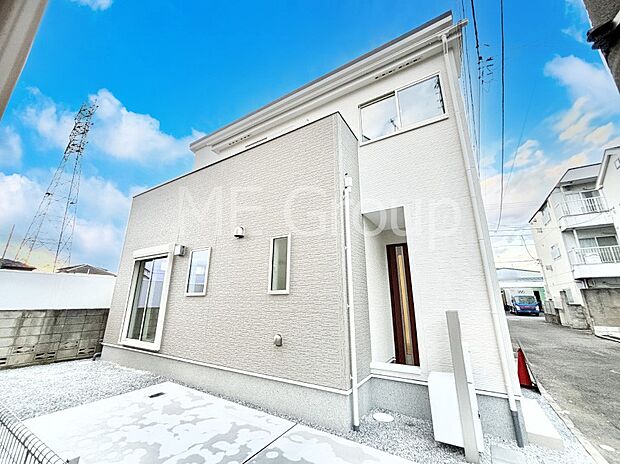 【現地外観写真】暮らしやすさと居心地の良さにこだわったシンプルで飽きのこないデザイン ！