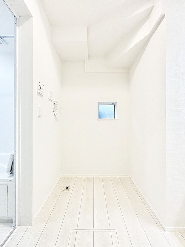 【ランドリースペース】柔らかな朝の光を感じられる窓がついたランドリースペース