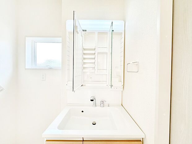 【三面鏡裏収納】三面鏡の裏に、化粧品や衛生用品などを収納可能。洗面台をすっきりと保ちます！