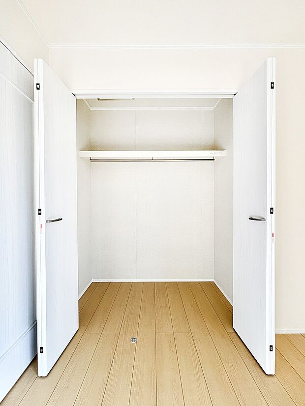 【収納】洋室のクローゼット。奥行きがあるので厚手の衣類もすっきり収まります。