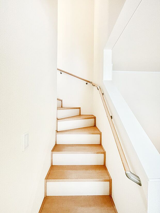 【その他内観】リビング階段が家族の笑顔と会話をつないでくれます