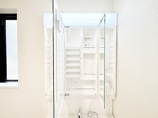 【三面鏡裏収納】三面鏡の裏に、化粧品や衛生用品などを収納可能。洗面台をすっきりと保ちます!